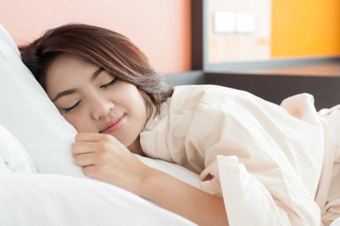 5 cách ngăn ngừa nếp nhăn khi ngủ-1