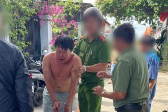 Hàng xóm kể phút công an khống chế người cha sát hại con trong căn nhà khóa cửa