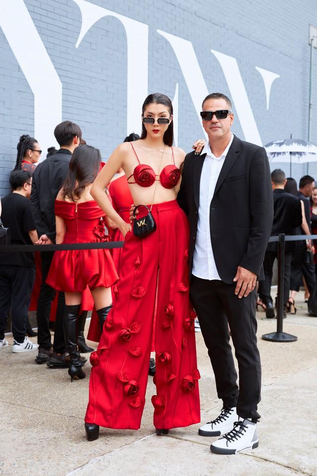 Ngọc Quyên mặc áo ngực hình hoa hồng, cùng bạn trai Tây dự show Đỗ Mạnh Cường-2