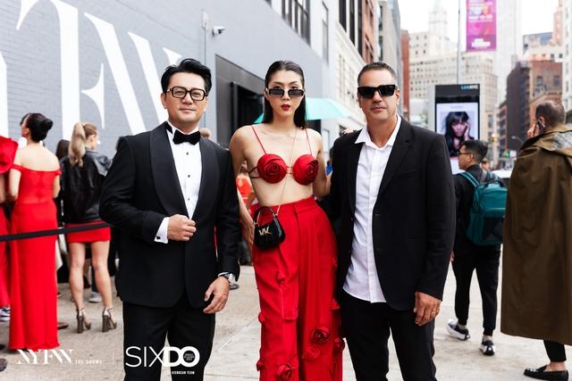 Ngọc Quyên mặc áo ngực hình hoa hồng, cùng bạn trai Tây dự show Đỗ Mạnh Cường-3