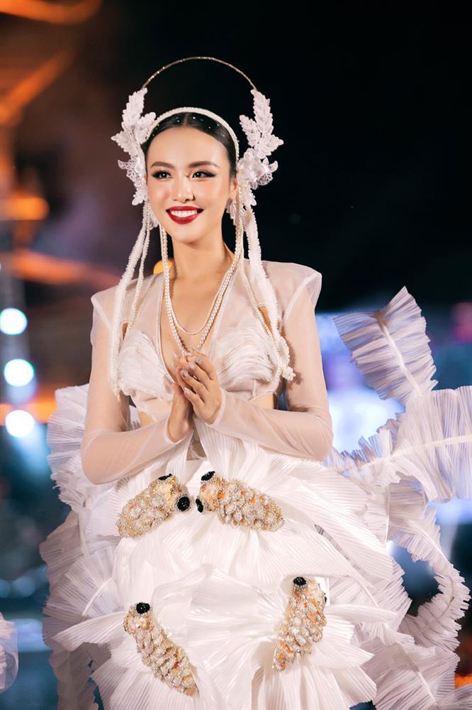 Á hậu Thủy Tiên trình diễn thiết kế từ cảm hứng đèn lồng con cá huyền thoại-2