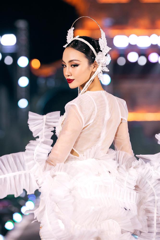 Á hậu Thủy Tiên trình diễn thiết kế từ cảm hứng đèn lồng con cá huyền thoại-3