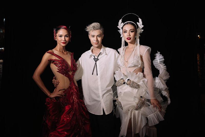 Á hậu Thủy Tiên trình diễn thiết kế từ cảm hứng đèn lồng con cá huyền thoại-1