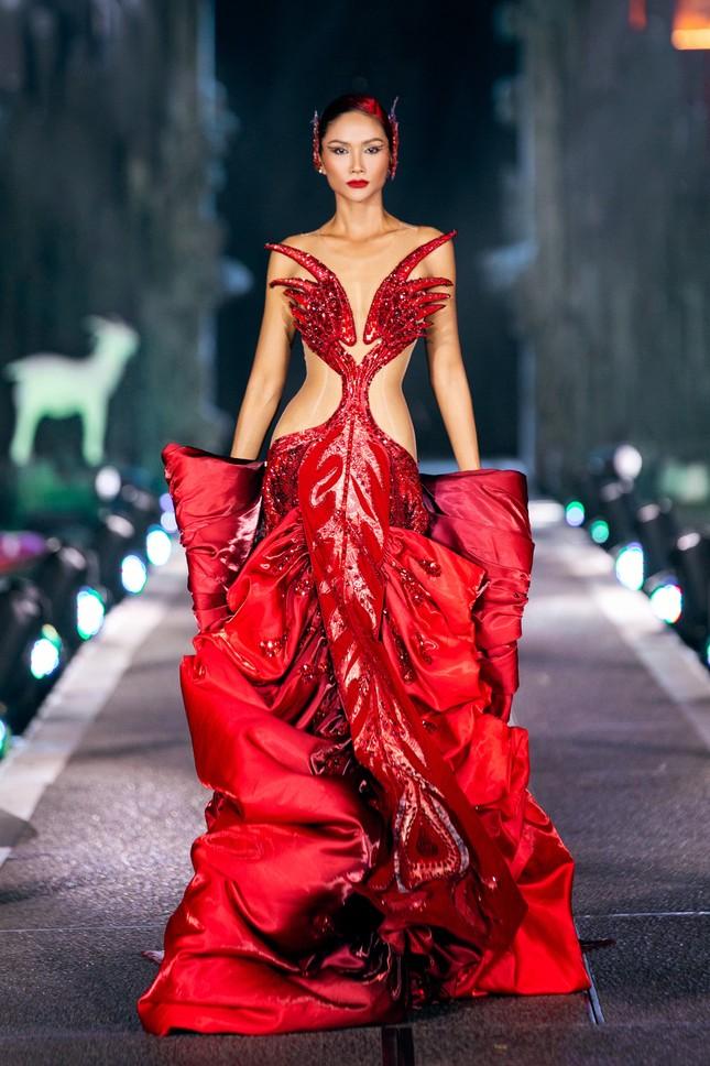 Á hậu Thủy Tiên trình diễn thiết kế từ cảm hứng đèn lồng con cá huyền thoại-4