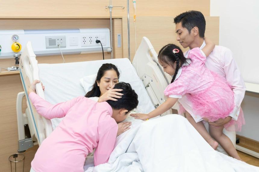 Khánh Thi kể hành trình sinh con: Đau đẻ vẫn cố chờ Phan Hiển dạy học xong mới lên đường-2