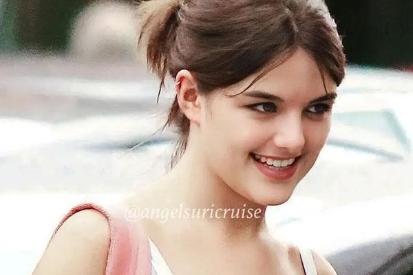 Katie Holmes đã nuôi dạy con gái Suri trở thành một cô bé sống giản dị như thế nào?-6