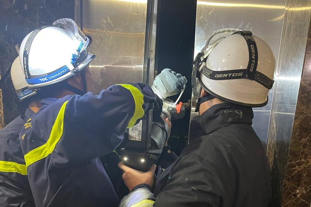 Giải cứu bé gái 11 tuổi mắc kẹt trong thang máy chung cư ở Hà Nội-1