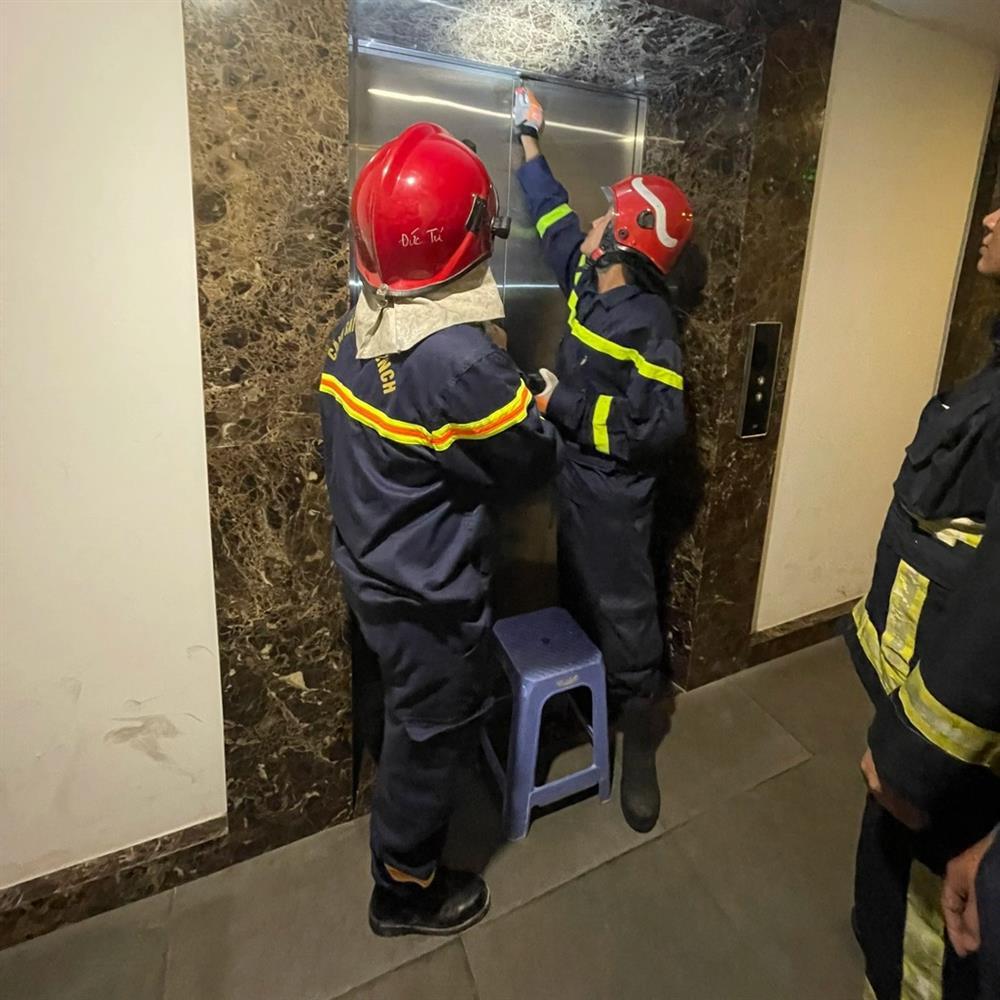 Giải cứu bé gái 11 tuổi mắc kẹt trong thang máy chung cư ở Hà Nội-2
