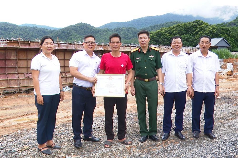 Nam công nhân lao xuống dòng nước lũ cứu 2 cháu bé-1