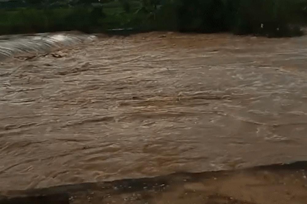 Nam công nhân lao xuống dòng nước lũ cứu 2 cháu bé-2