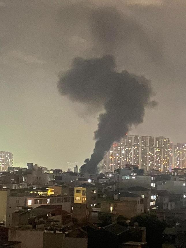 Cháy dữ dội ở chung cư Hà Nội, nhiều người la hét kêu cứu trong đêm-1