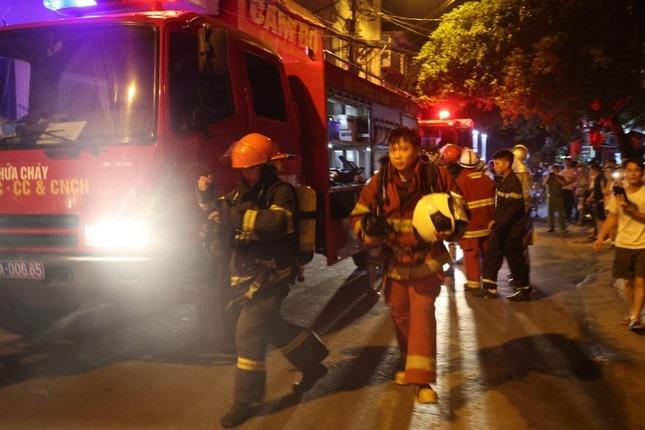 Cháy dữ dội ở chung cư Hà Nội, nhiều người la hét kêu cứu trong đêm-2