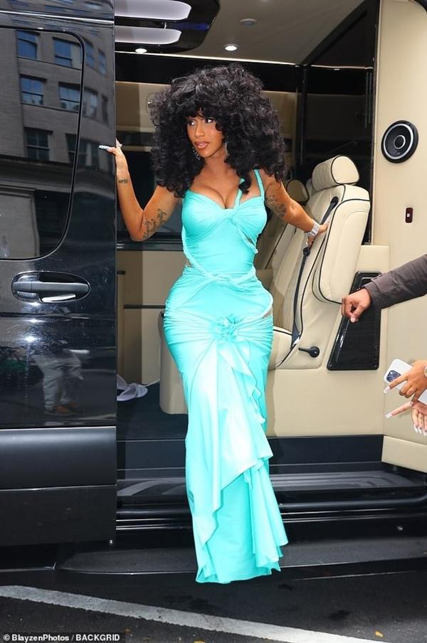 Cardi B xuất hiện nổi bật trên đường phố hậu ồn ào ném micro vào khán giả-1