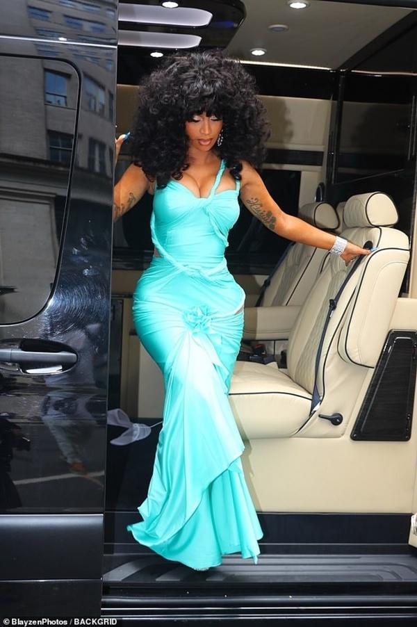 Cardi B xuất hiện nổi bật trên đường phố hậu ồn ào ném micro vào khán giả-2