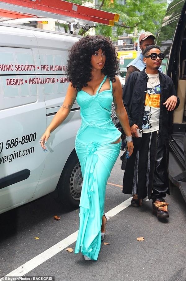 Cardi B xuất hiện nổi bật trên đường phố hậu ồn ào ném micro vào khán giả-3