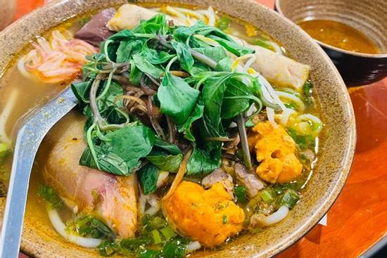 Hai mẹ con nhập viện sau khi chia nhau bát bún bò