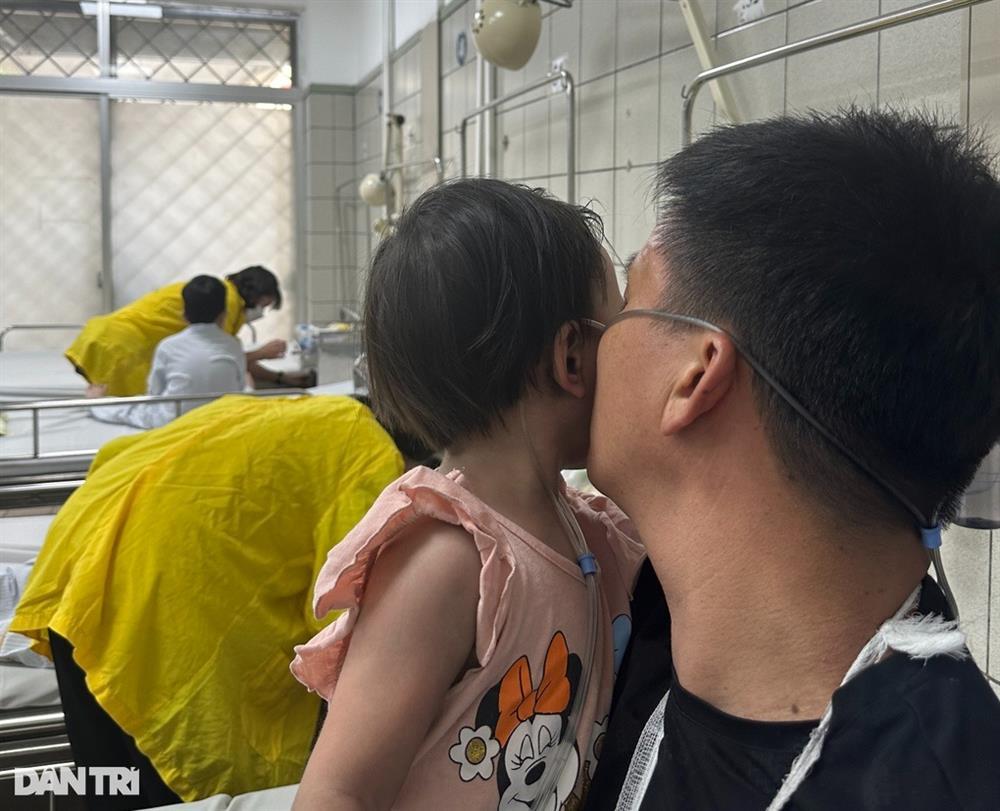 Vụ cháy chung cư mini: Bố mẹ bế con 2 tuổi nhảy từ tầng 3 xuống thoát nạn-1