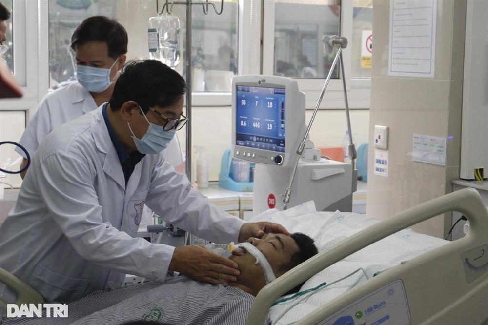 Vụ cháy chung cư mini: Bố mẹ bế con 2 tuổi nhảy từ tầng 3 xuống thoát nạn-3