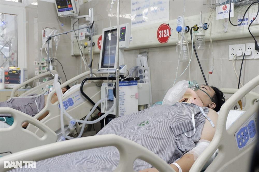 Vụ cháy chung cư mini: Bố mẹ bế con 2 tuổi nhảy từ tầng 3 xuống thoát nạn-4