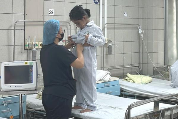 5 giờ chạy đua cứu người mắc kẹt trong vụ cháy chung cư mini ở Hà Nội-12