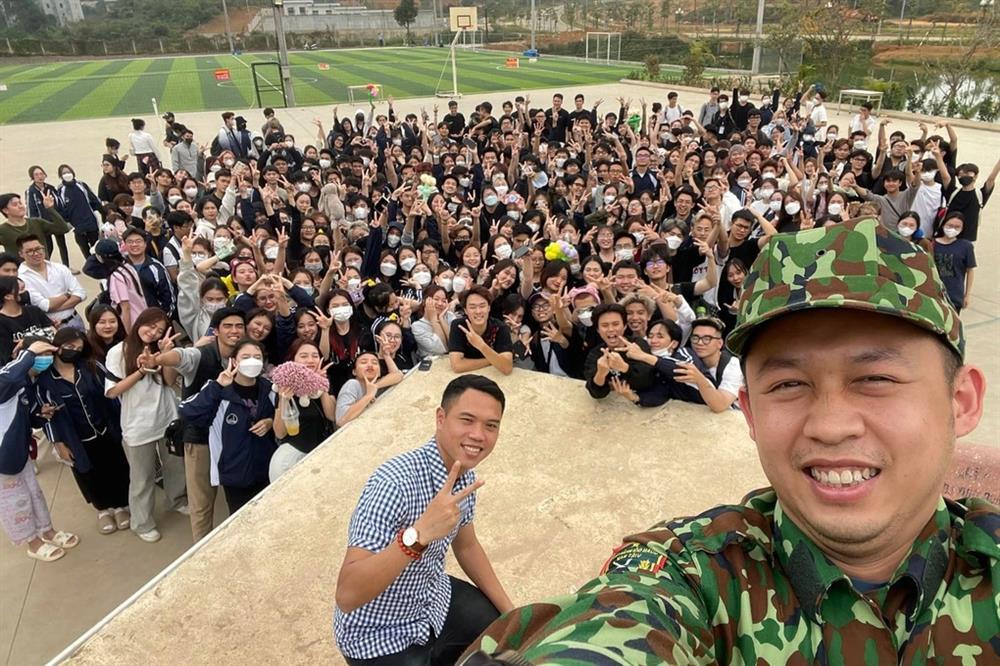 Dạy bài học yêu vợ, giữ lửa hôn nhân, thầy giáo ở Hà Nội gây sốt mạng-3