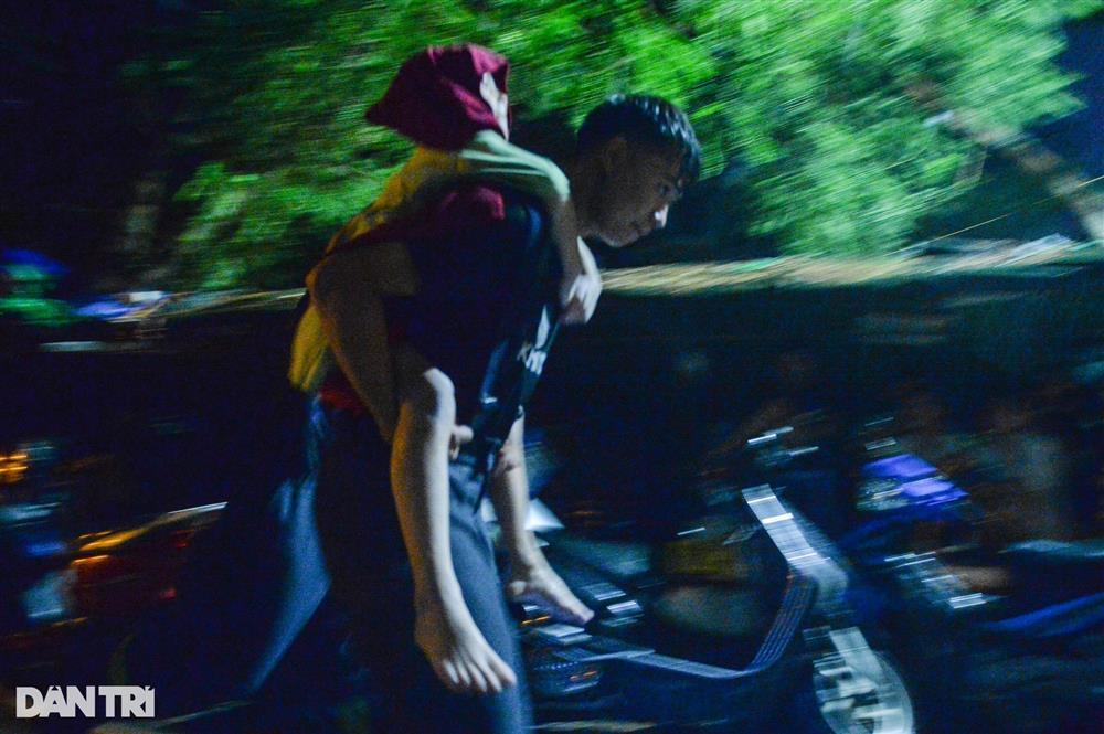 5 giờ chạy đua cứu người mắc kẹt trong vụ cháy chung cư mini ở Hà Nội-1