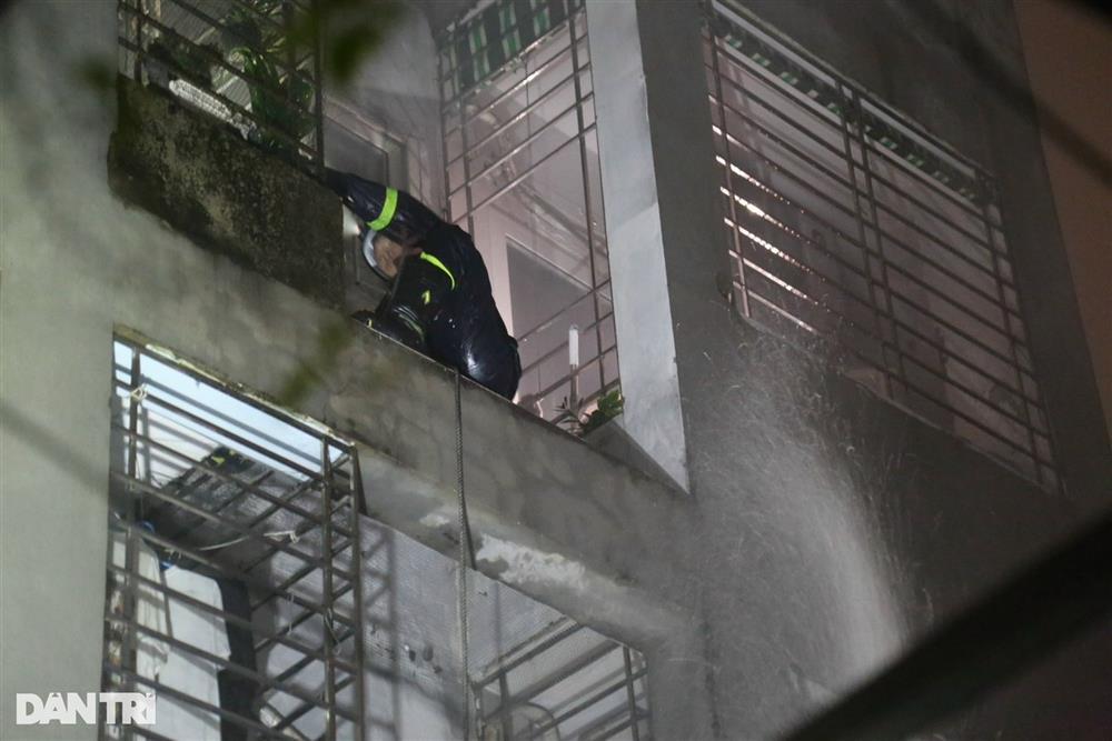 5 giờ chạy đua cứu người mắc kẹt trong vụ cháy chung cư mini ở Hà Nội-3