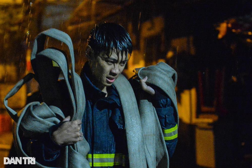 5 giờ chạy đua cứu người mắc kẹt trong vụ cháy chung cư mini ở Hà Nội-5