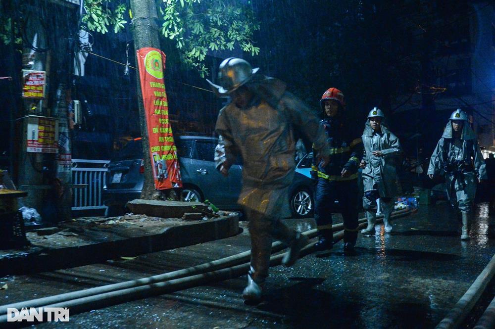 5 giờ chạy đua cứu người mắc kẹt trong vụ cháy chung cư mini ở Hà Nội-7