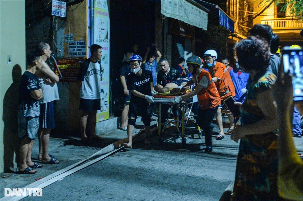 5 giờ chạy đua cứu người mắc kẹt trong vụ cháy chung cư mini ở Hà Nội-9