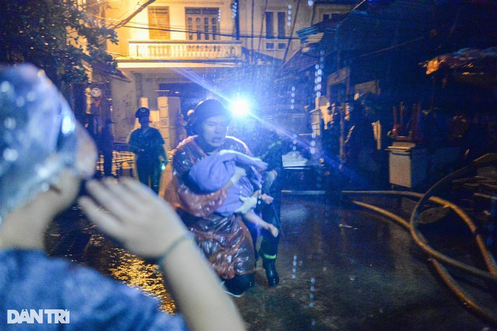 5 giờ chạy đua cứu người mắc kẹt trong vụ cháy chung cư mini ở Hà Nội-8
