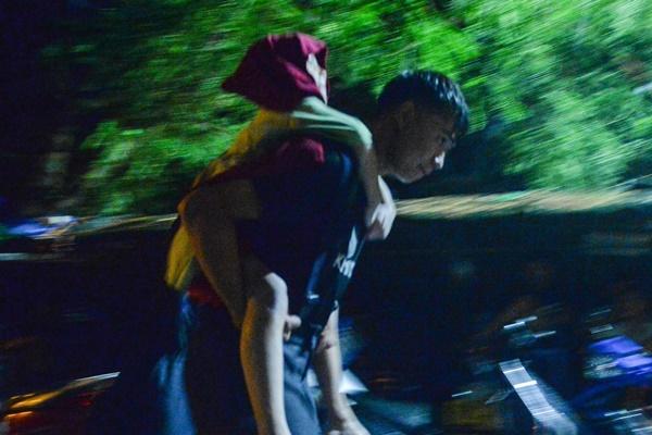 Thanh niên đang đi ship hàng, vội đến cứu nhiều người trong vụ cháy tại Hà Nội-4