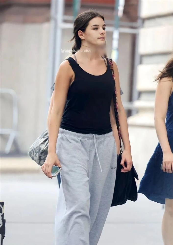 Loạt khoảnh khắc gây xao xuyến của thiếu nữ tuổi 17 - Suri Cruise-7