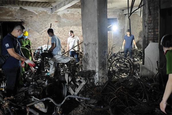 Không khí căng thẳng trong phòng phẫu thuật nạn nhân vụ cháy chung cư mini-9