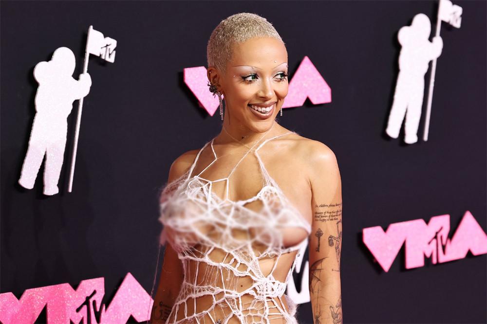 Nữ ca sĩ gây sốc khi mặc váy mạng nhện khoe da thịt trên thảm đỏ-2