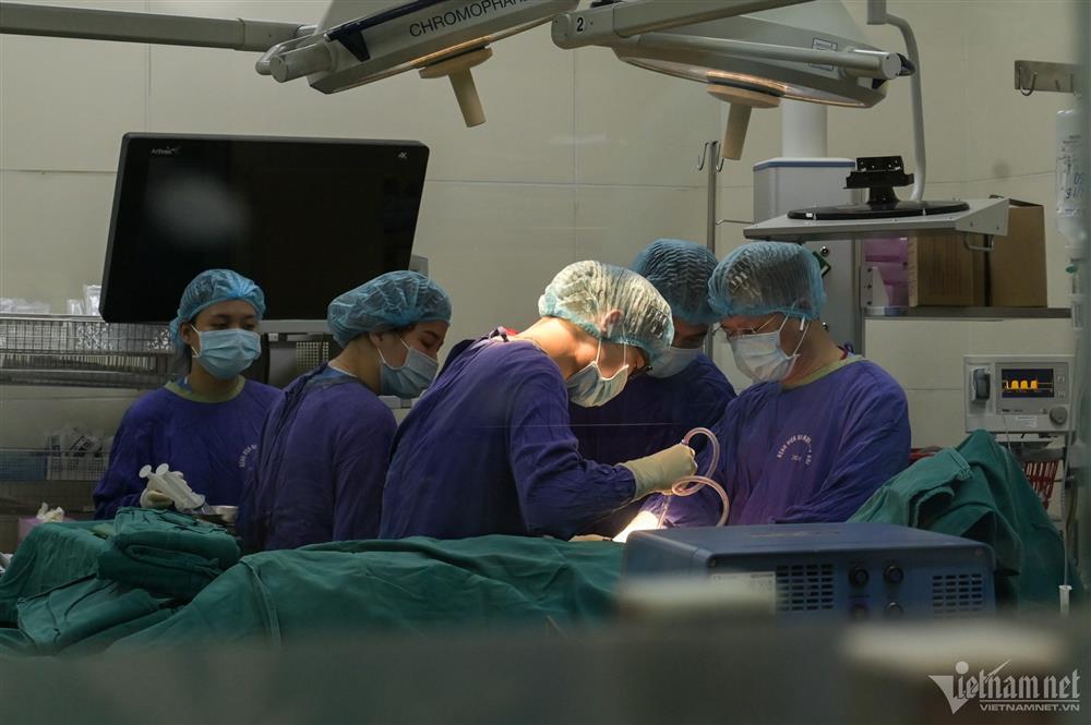 Không khí căng thẳng trong phòng phẫu thuật nạn nhân vụ cháy chung cư mini-1