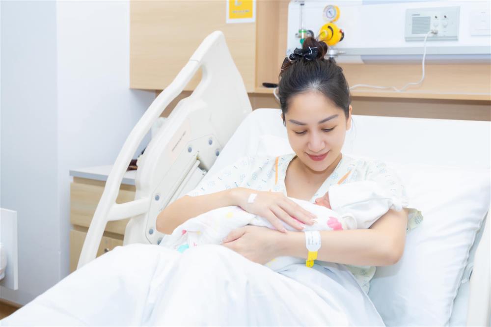 Khánh Thi dùng nước khoáng dưỡng da, lâm bồn sinh con thứ 3 nhan sắc vẫn tươi tắn-3