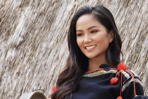 Khác hẳn hình ảnh lộng lẫy trên sàn catwalk, Hoa hậu HHen Niê biến hình ở quê nhà-16