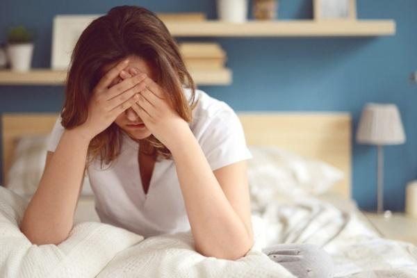 Người đàn ông ném cả xấp tiền ra đường vì chia tay bạn gái-1