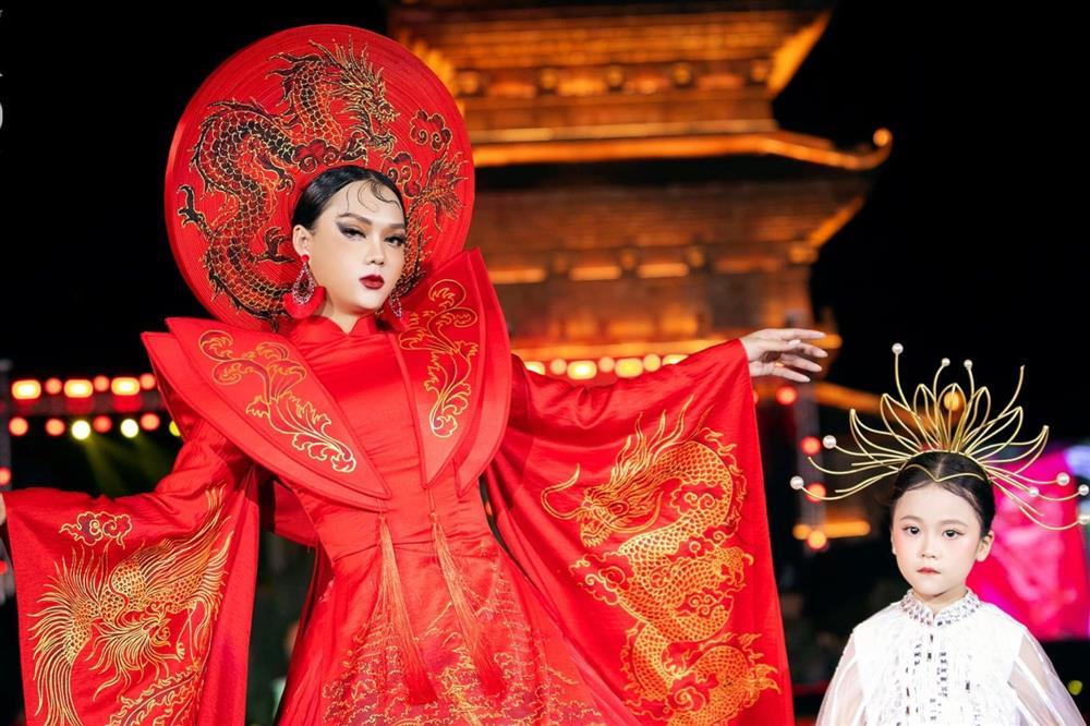 Tranh cãi TikToker Phạm Thoại giả gái, ngã kiệu là chiêu trò-1