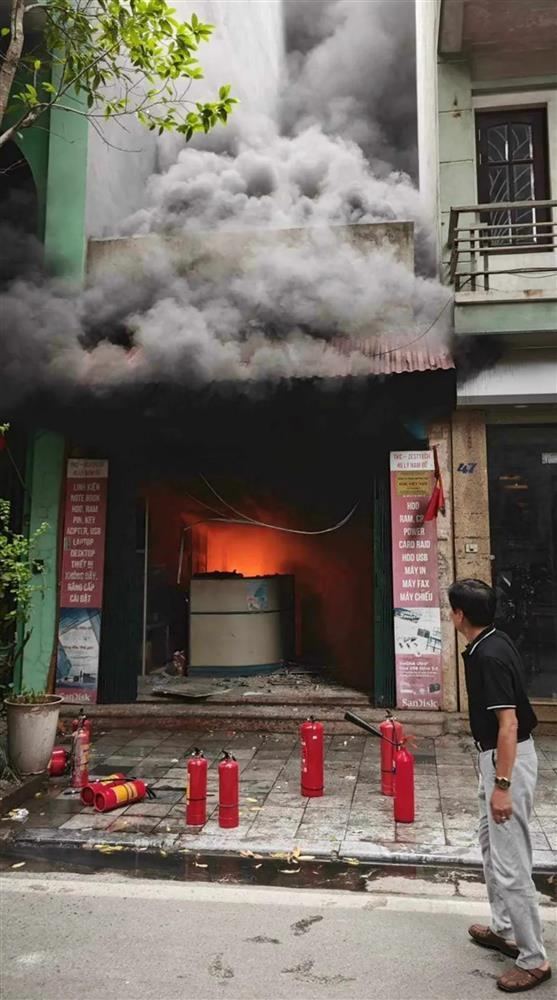 Cháy cửa hàng kinh doanh thiết bị máy tính tại Hà Nội-1