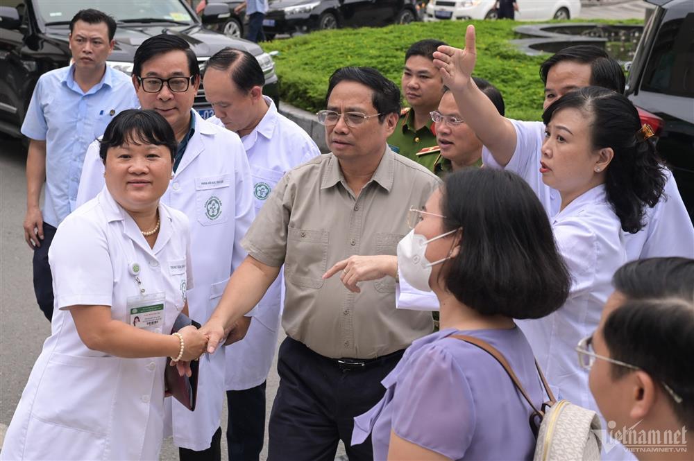 Nạn nhân vụ cháy chung cư mini ở Hà Nội bật khóc khi gặp Thủ tướng-1