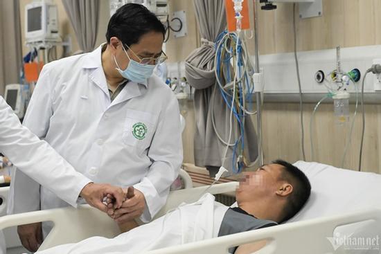 Nạn nhân vụ cháy chung cư mini ở Hà Nội bật khóc khi gặp Thủ tướng