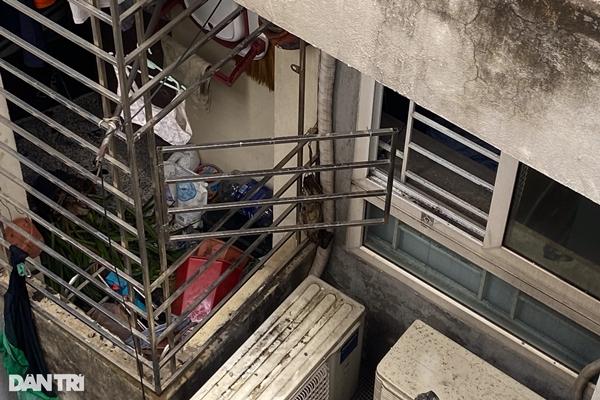 Cháy chung cư mini: Người dân tiếp sức đồ ăn, nước uống cho chiến sĩ PCCC-7