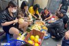 Cháy chung cư mini: Người dân tiếp sức đồ ăn, nước uống cho chiến sĩ PCCC