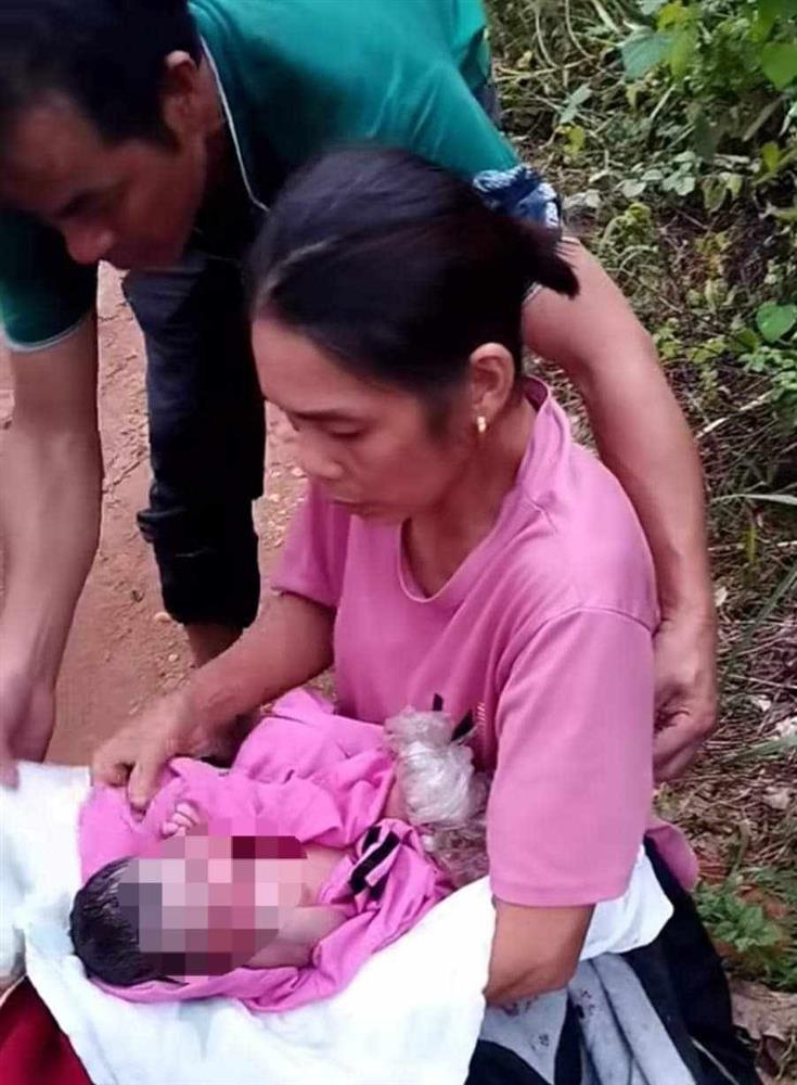 Bé sơ sinh bị bỏ rơi bên đường vào rừng, miệng ngậm ngón tay vì khát sữa-1