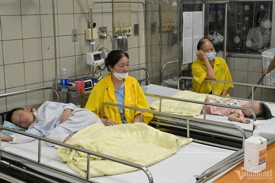 Bệnh viện lớn nhất miền Bắc bật 'báo động đỏ' cứu nạn nhân vụ cháy chung cư mini