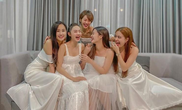 Mai Phương Thúy gây tò mò với loạt ảnh cùng hội bạn thân bằng tuổi-7