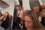 Cặp đôi 'làm bậy' trên máy bay khiến nhiều người 'nóng mắt', việc làm của hành khách khiến tiếp viên khó chịu