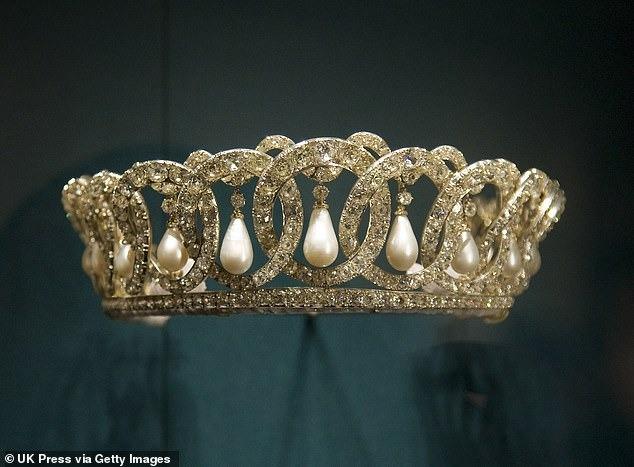 Chuyện ít biết về chiếc vương miện cố Nữ vương Elizabeth II đội trong bức chân dung mới công bố-9